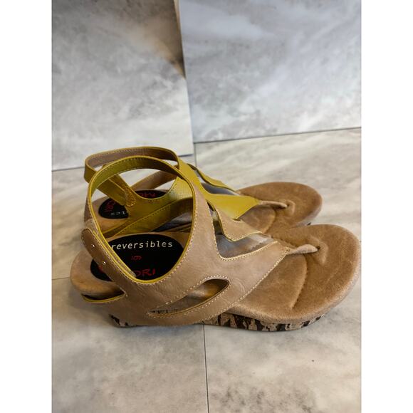 Modzori Zoey Women's Mid Wedge Reversible Sandal Mustard Beige Size 6 - Picture 3 of 6